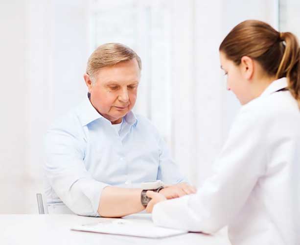 Weiblicher Doktor, der geduldigen Nerv überprüft